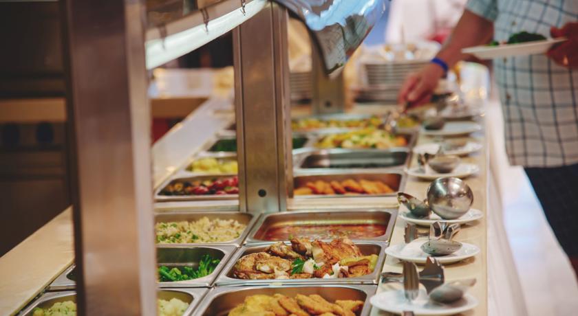 Шведский стол в ресторане