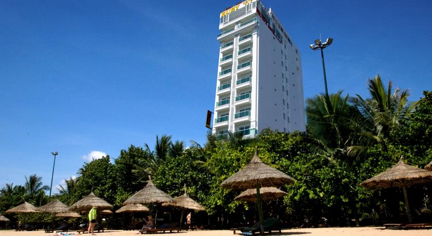 Отель находится рядом с пляжем