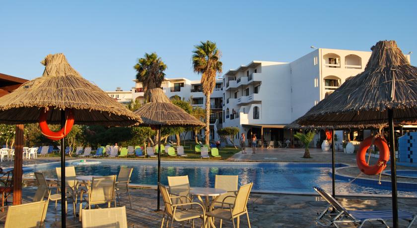 Терраса ресторана у бассейна