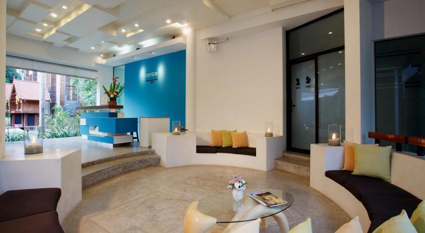 В холле отеля