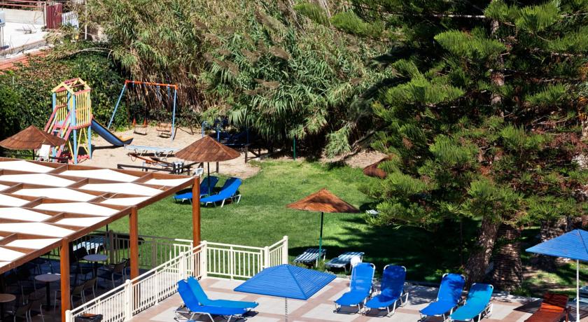 Территория отеля утопает в зелени