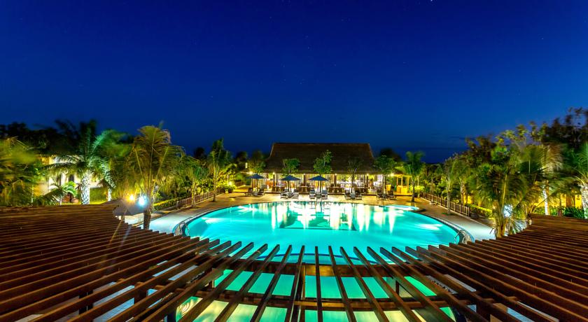 Территория отеля вечером