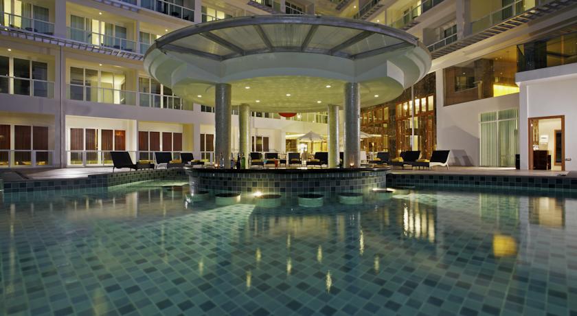 Бассейн в отеле Centara Nova, Паттайя, Таиланд