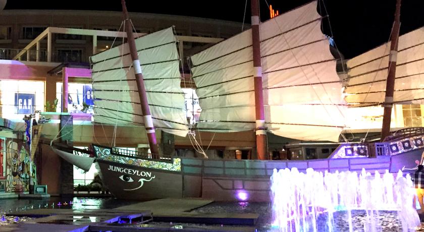 Торговый центр в 450 метрах от отеля