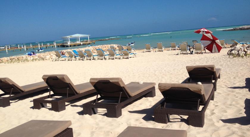 Шезлонги на пляже