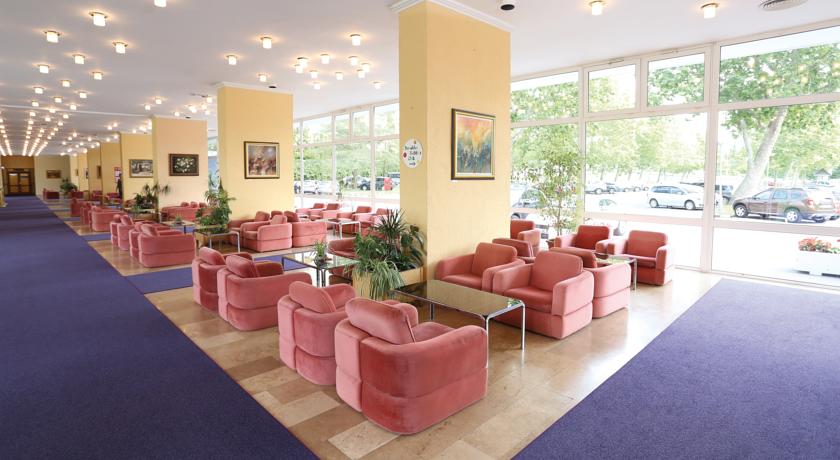 Лаунж в холле отеля