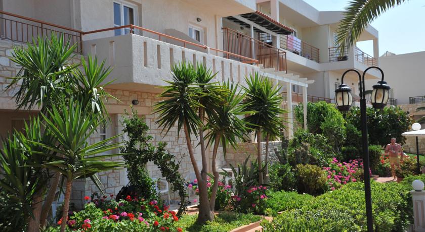 Корпус отеля в саду