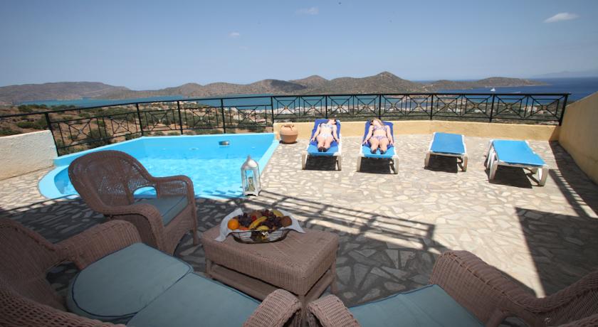 Терраса для загара у бассейна