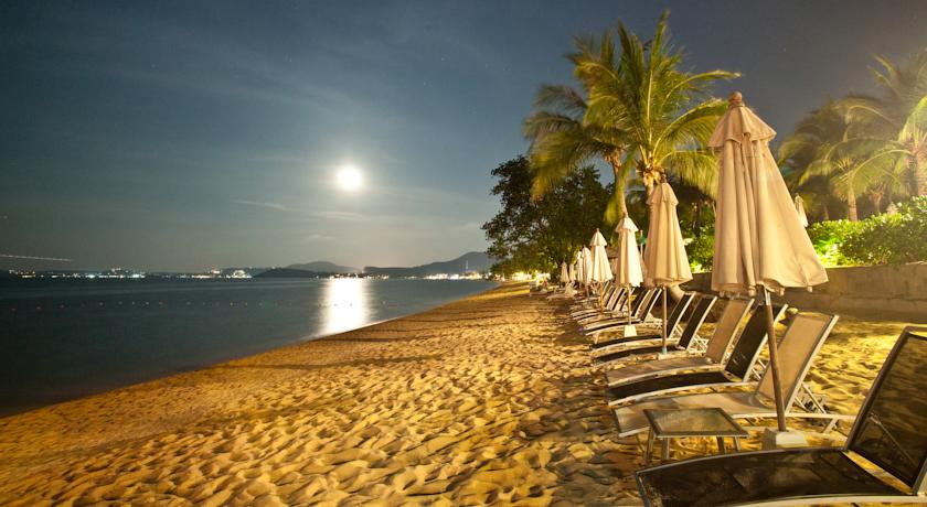 На пляже вечером