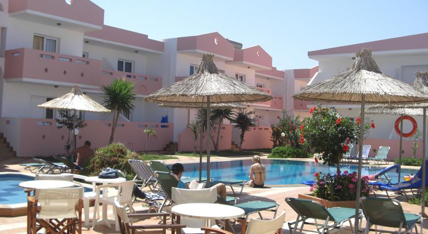 Территория у бассейна