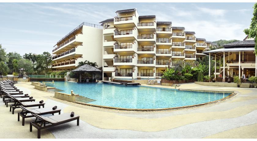 Терраса для загара у бассейна