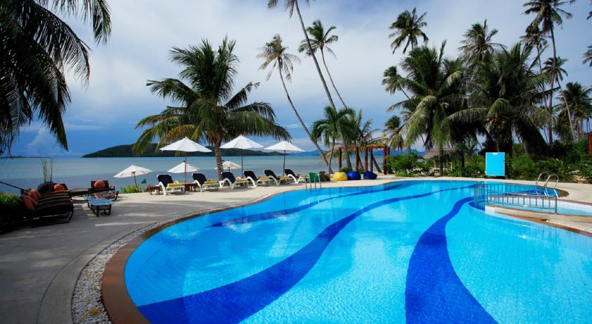 Открытый бассейн с террасой для загара