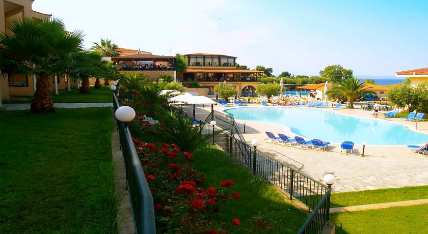 Территория у бассейна