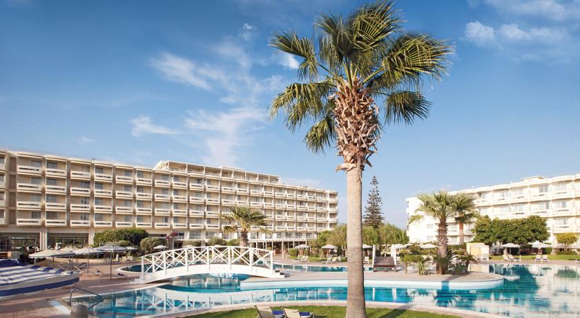 Территория у бассейна