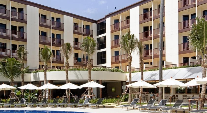 Терраса для загара у бассейна