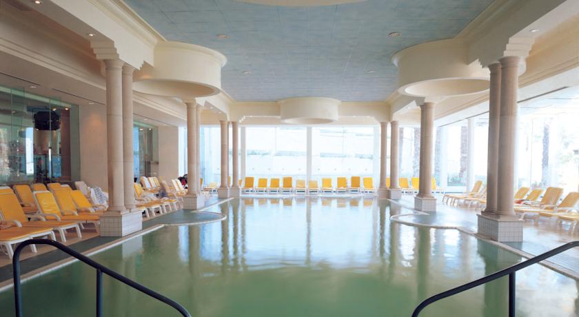 Крытый бассейн