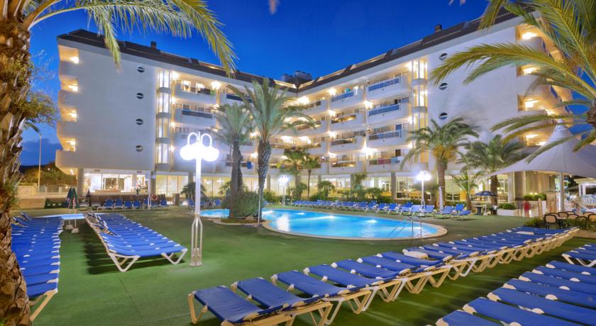 Терраса для загара у бассейна