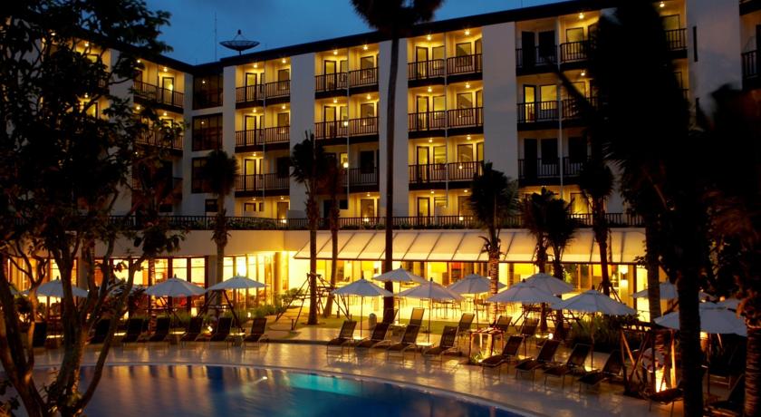 Территория у бассейна