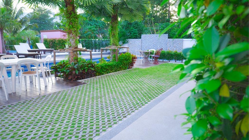 В саду отеля