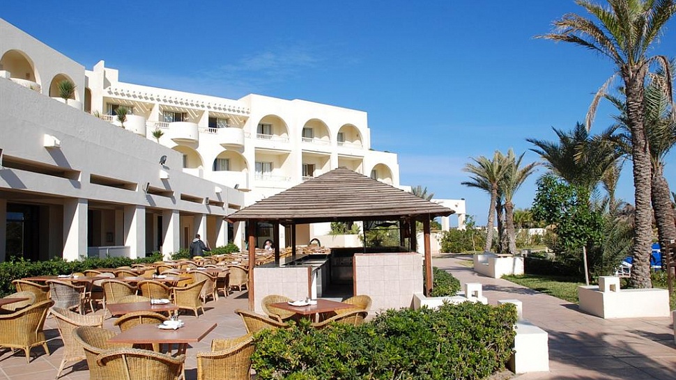 Бар у бассейна и терраса