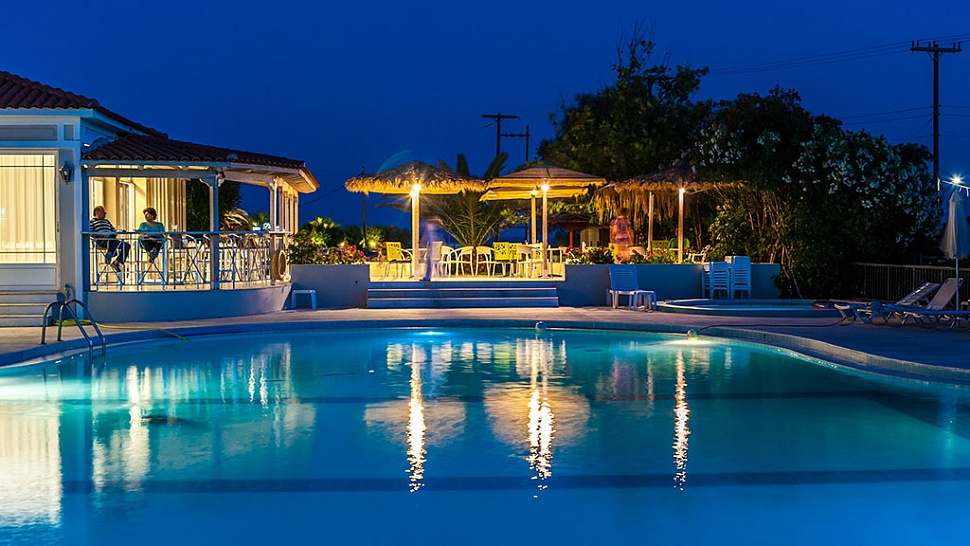 Территория  отеля вечером