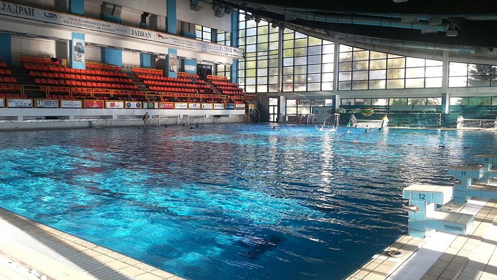 Крытый бассейн