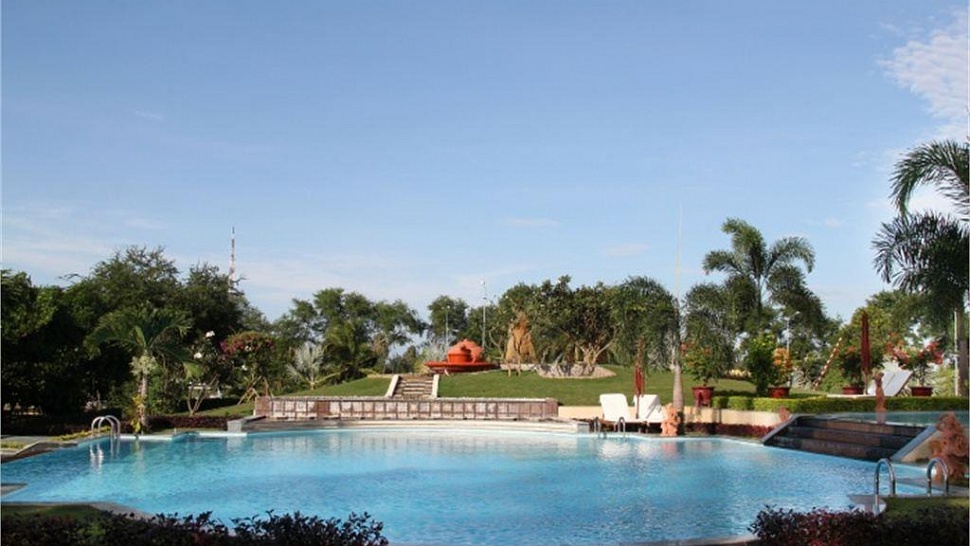 Открытый бассейн с террасой для загара