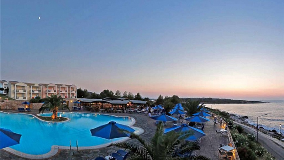 Пляж рядом с отелем