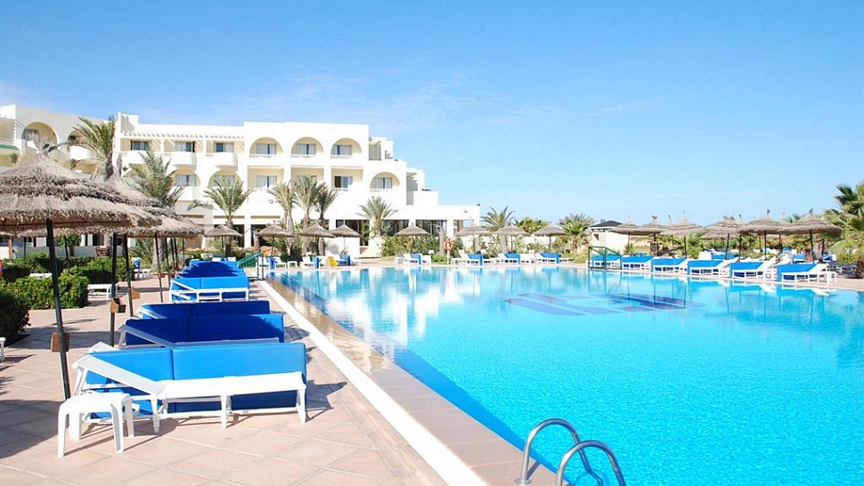 У основного бассейна