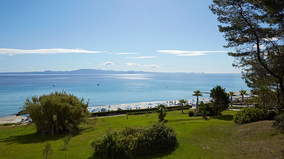 Сад с выходом к морю