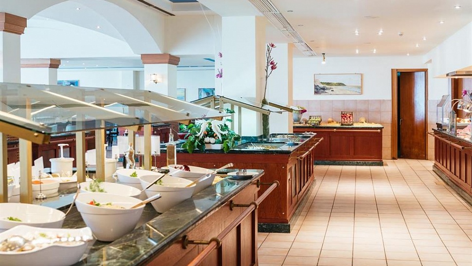 Шведский стол в ресторане