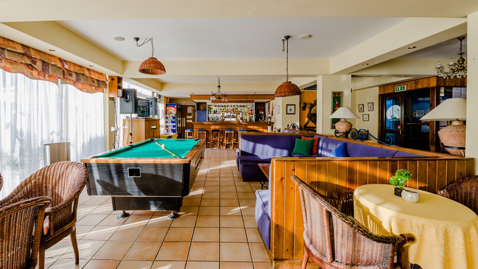 Лаунж с баром и бильярдом