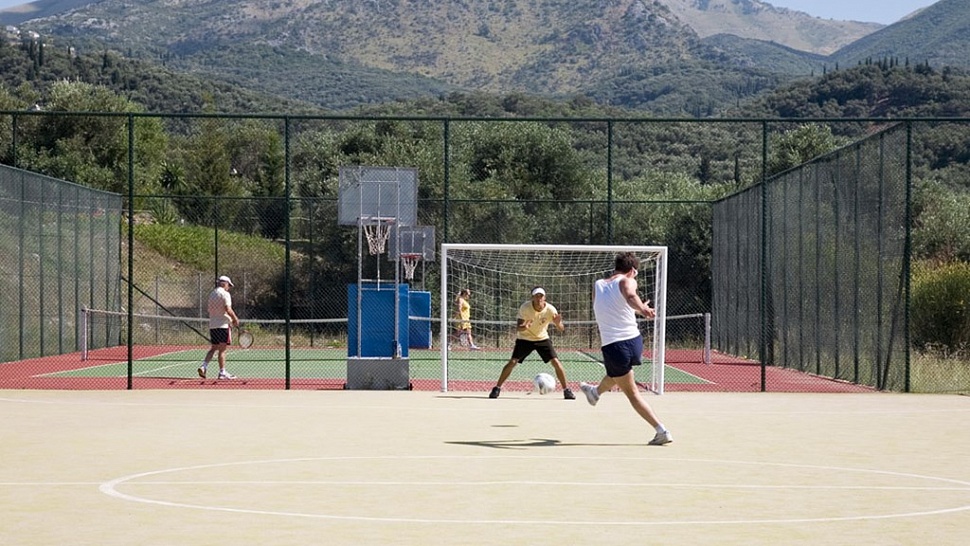 Футбольное поле и теннисный корт