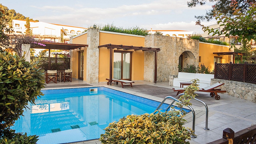 Территория у бассейна