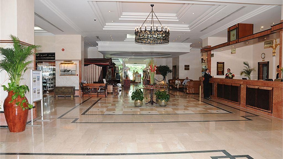 Рецепция в холле