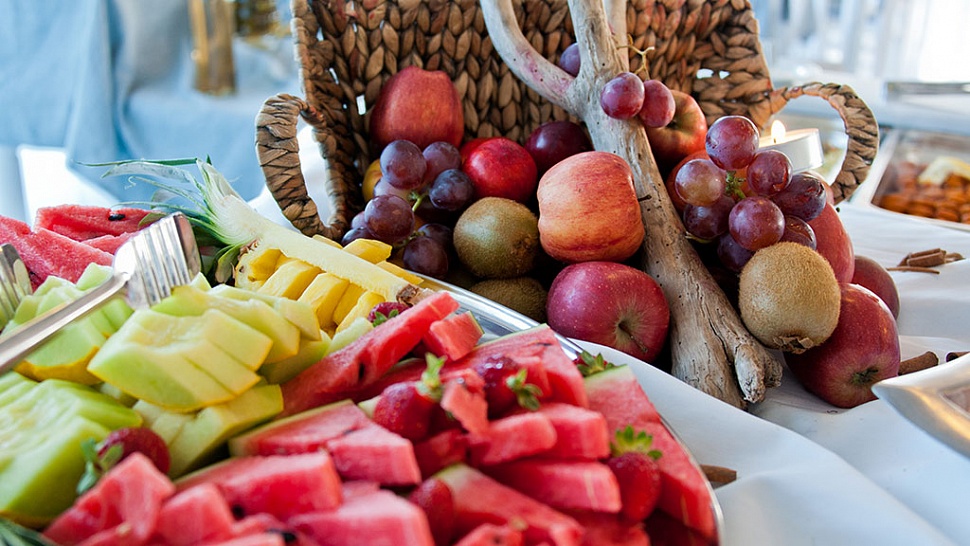 Шведский стол в ресторане