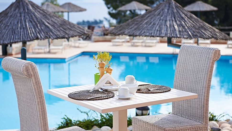 Терраса ресторана у бассейна