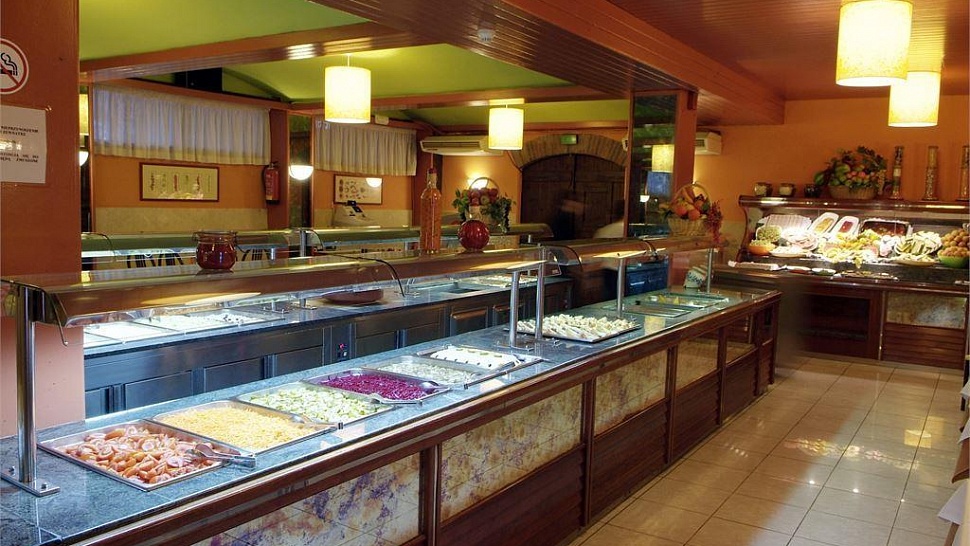 Шведский стол в ресторане