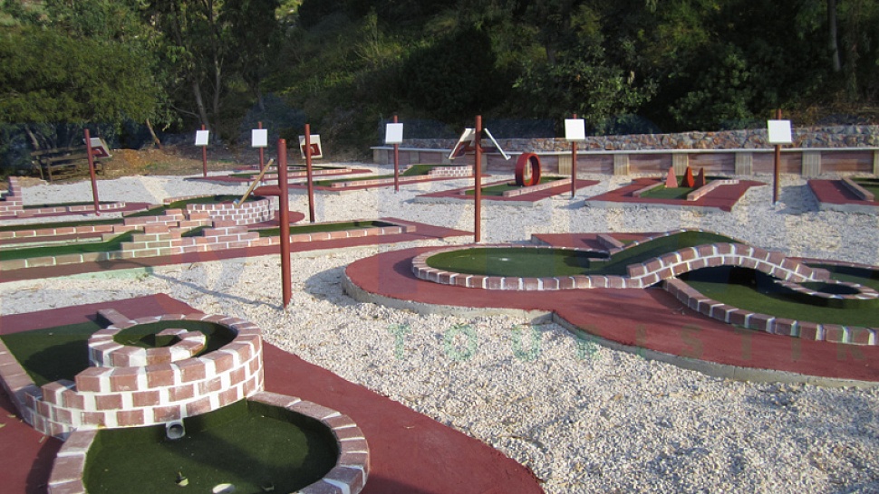 Поле для мини-гольфа