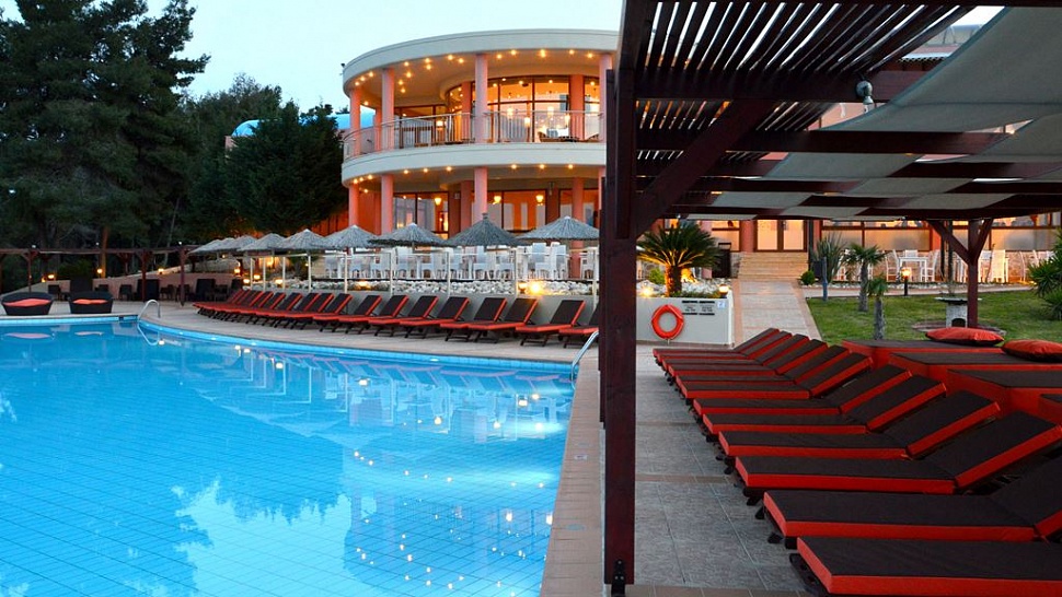 Терраса для загара у бассейна