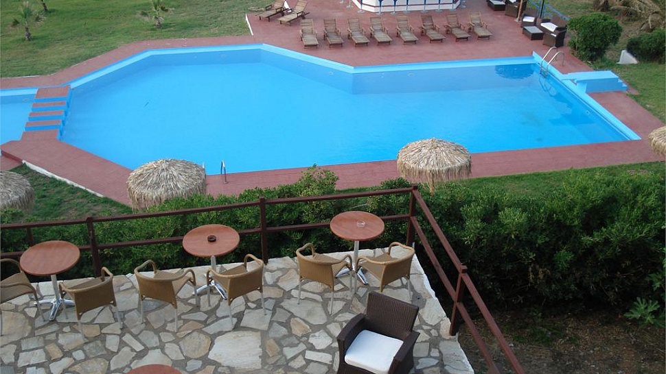 Территория у бассейна