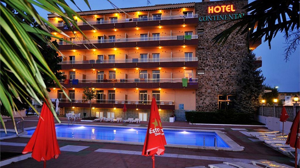 Территория отеля вечером