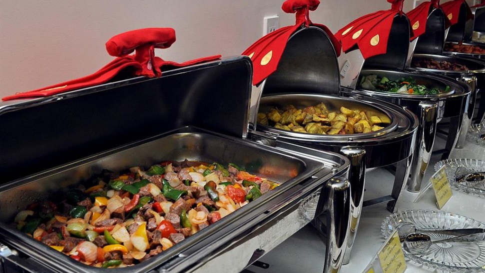 Шведский стол в ресторане