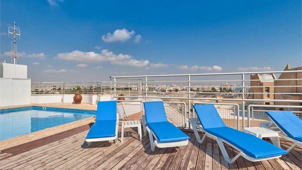 Терраса для загара у бассейна на крыше