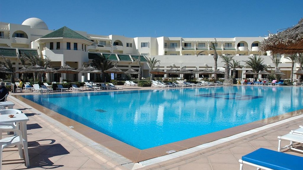 Терраса для загара у бассейна