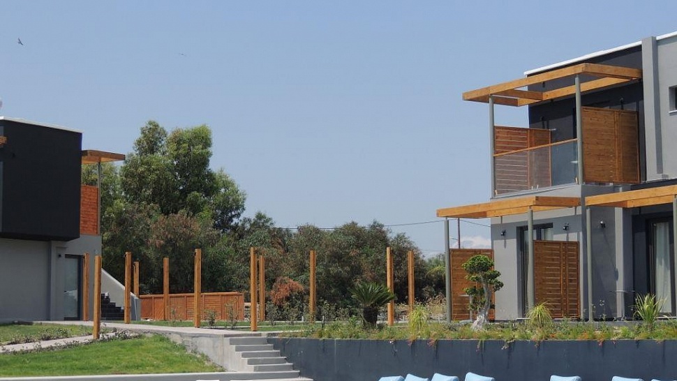 Территория у бассейна