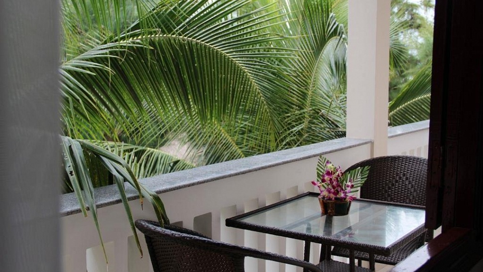 Терраса номера с видом на сад