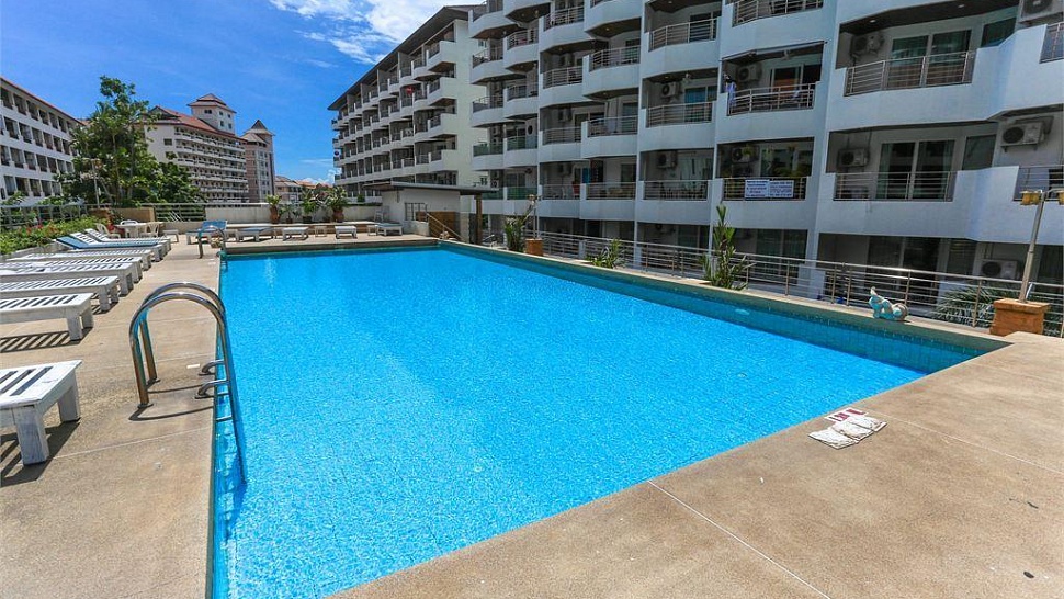 Открытый бассейн с террасой для загара