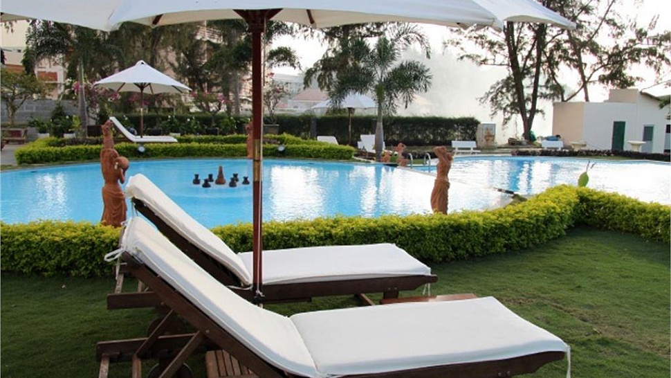 Зонтики и лежаки у бассейна - бесплатно