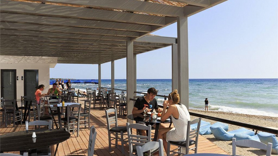 Терраса ресторана на берегу моря